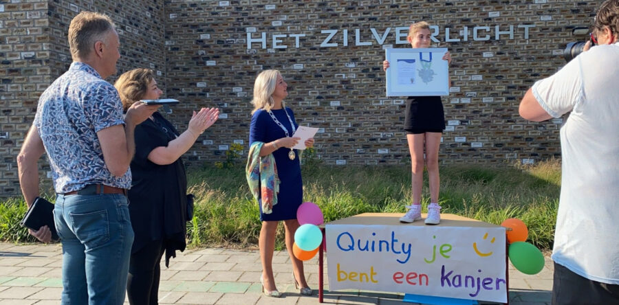 Quinty Verhoeven (10) ontvangt jeugdlintje van burgemeester