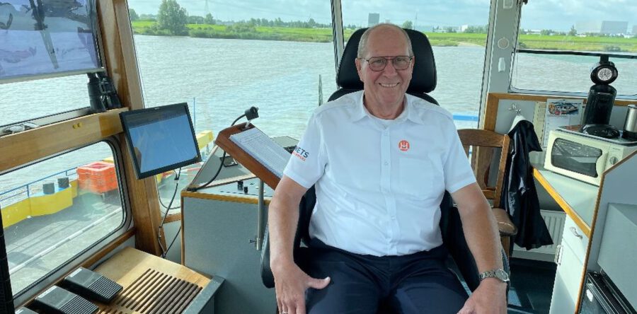 Schipper Arie vaart nog altijd met veel plezier over Bergsche Maas (Video)