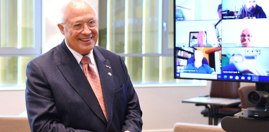 Zilveren erespeld voor Ad de Kroon uit Loon op Zand