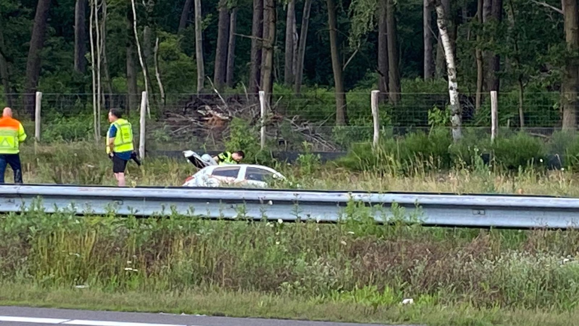 Auto rijdt in de sloot op Midden-Brabantweg
