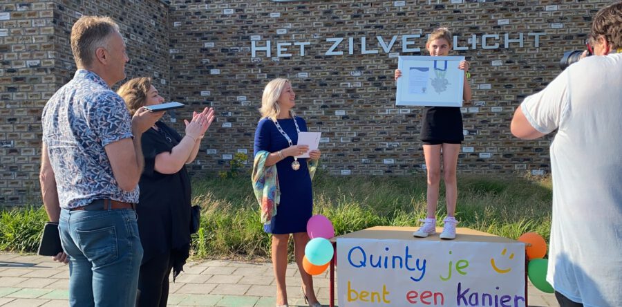 Quinty (10) krijgt lintje van de burgemeester (Video)