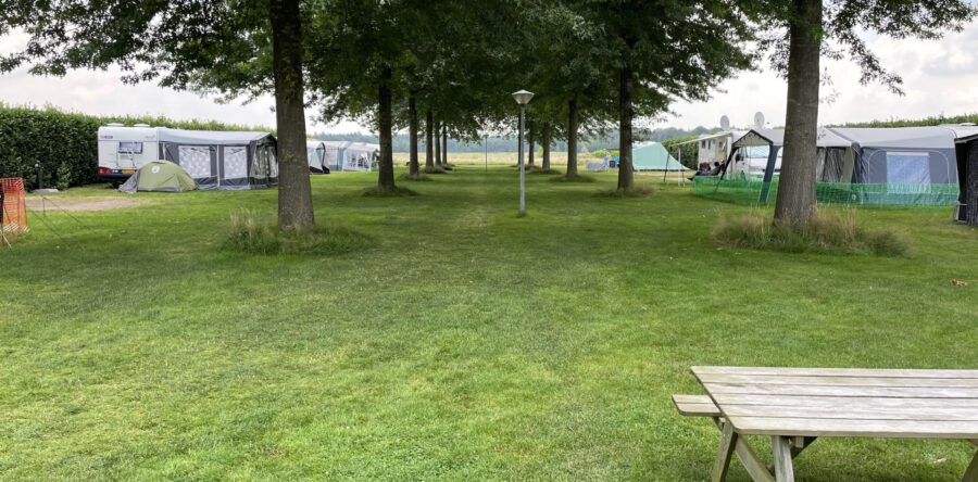 Drukte op minicamping in De Moer: “Langstraat mooi gebied om te fietsen” (Video)