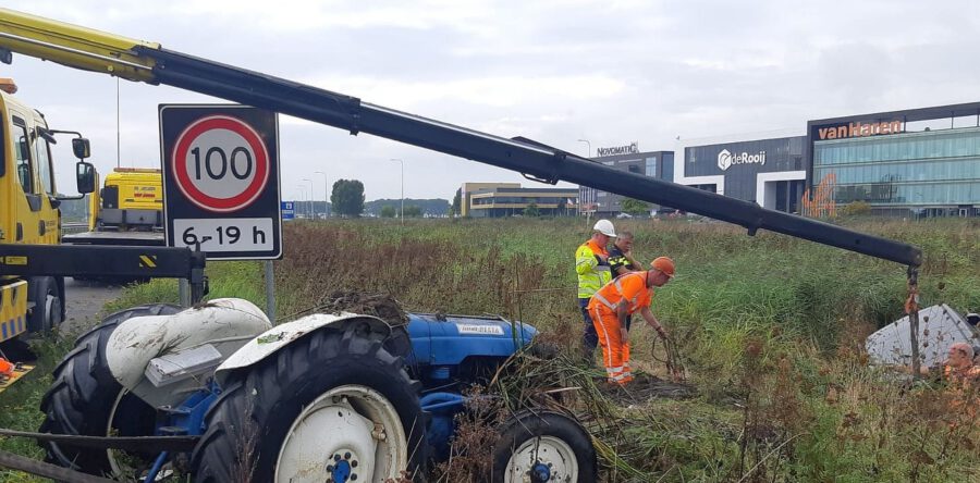 Bestuurder wordt onwel en raakt van de weg