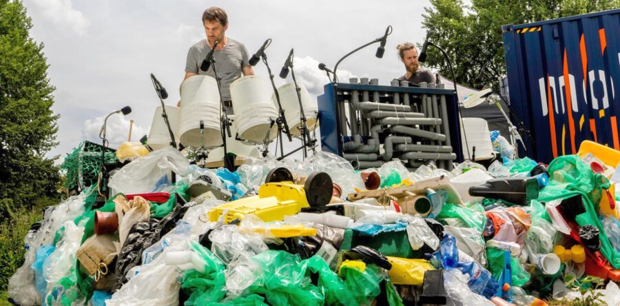 Percussie op plastic afvalproducten in de Bibliotheek