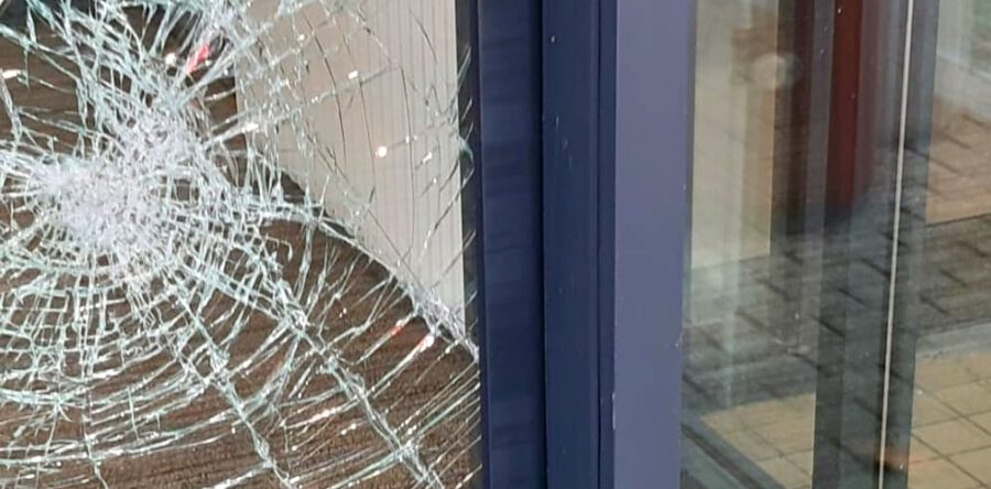 Man gooit stoeptegel tegen ruit