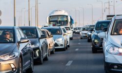 Auto verliest lading met puin op A59 en veroorzaakt enorme file