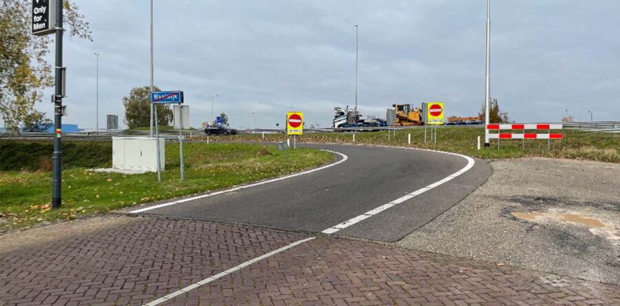 Auto vliegt uit de bocht bij afslag Waalwijk-Oost
