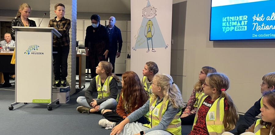 Koen en Jikke overhandigen kinderklimaatakkoord aan Heusdense raad (Video)
