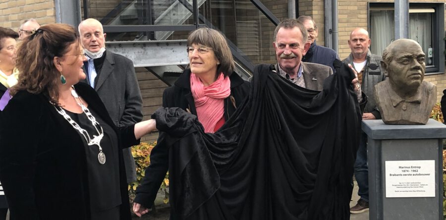 Nieuw borstbeeld Marinus Entrop onthuld in ‘s Gravenmoer (Video)
