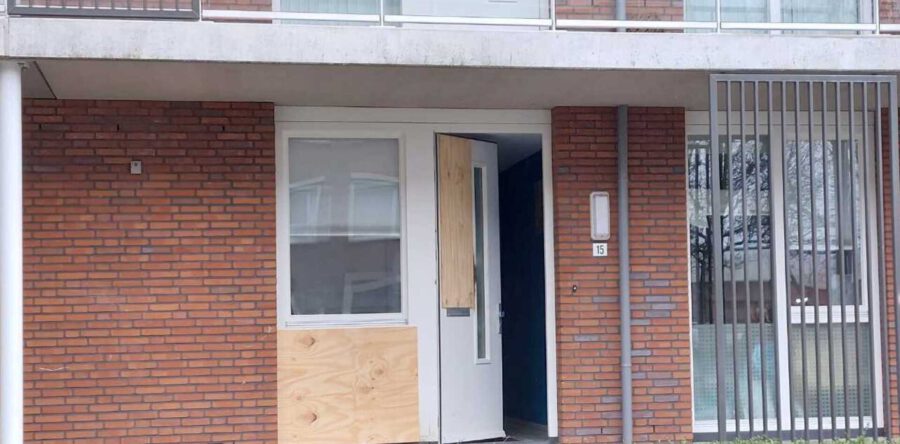Groot gat in voordeur door ‘mogelijke’ vuurwerkbom