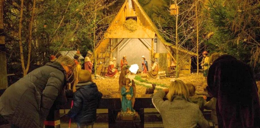Kerststal en gebedsboom schitteren in de Sint Jan de Doper kerk (Video)