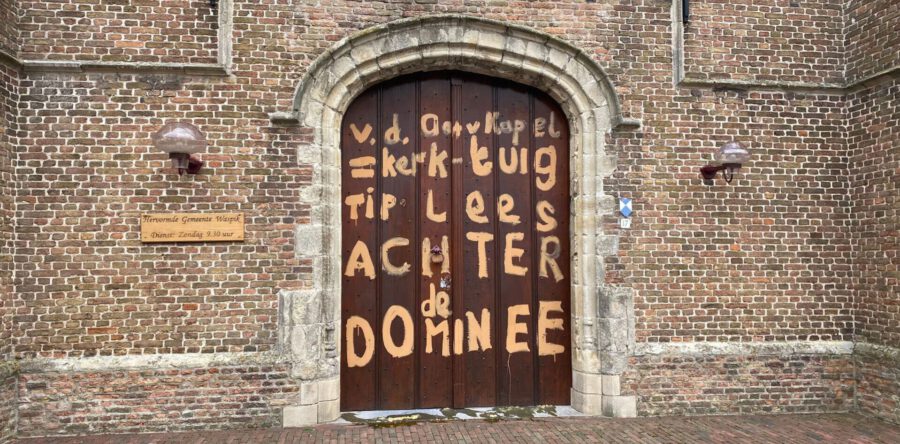 Hervormde kerk in Waspik beklad en sloten dichtgeplamuurd