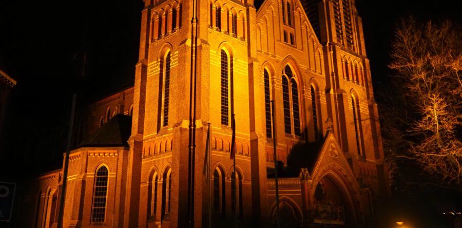 Sint Janskerk Kaatsheuvel geeft weer licht