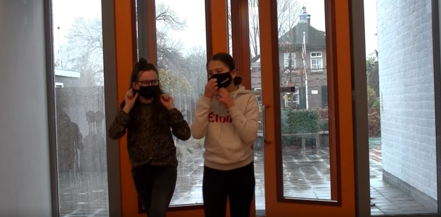 Basisschoolleerlingen dragen mondkapjes (Video)