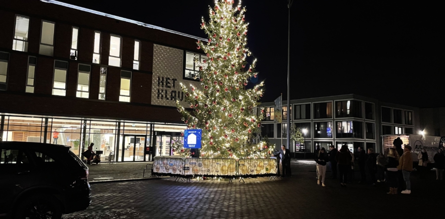 Kerstboom Kaatsheuvel weliswaar zonder publiek, maar tóch feestelijk aangestoken (Video)