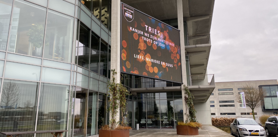 LED-scherm langs de A59 steekt mensen een hart onder riem (Video)