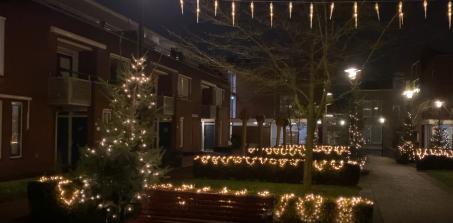 Kerstlichtjes maken Waalwijkse hof nóg gezelliger: ‘Echt een familieband’ (Video)