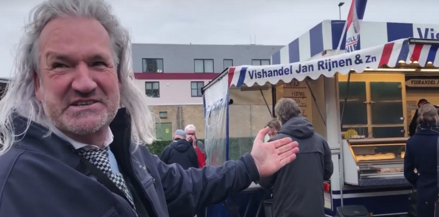 Peter Anderhalve meter is terug op de Waalwijkse markt (Video)