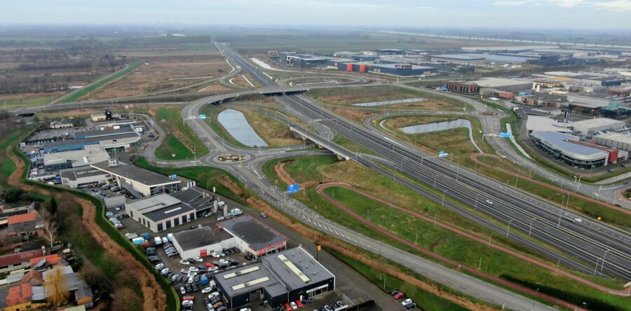 Voetganger steekt A59 in Waalwijk over