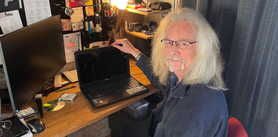 Bert repareert laptops voor mensen met weinig geld: ‘Had graag met gemeente samengewerkt’