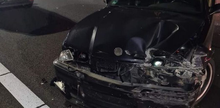 Bestuurder verliest macht over het stuur