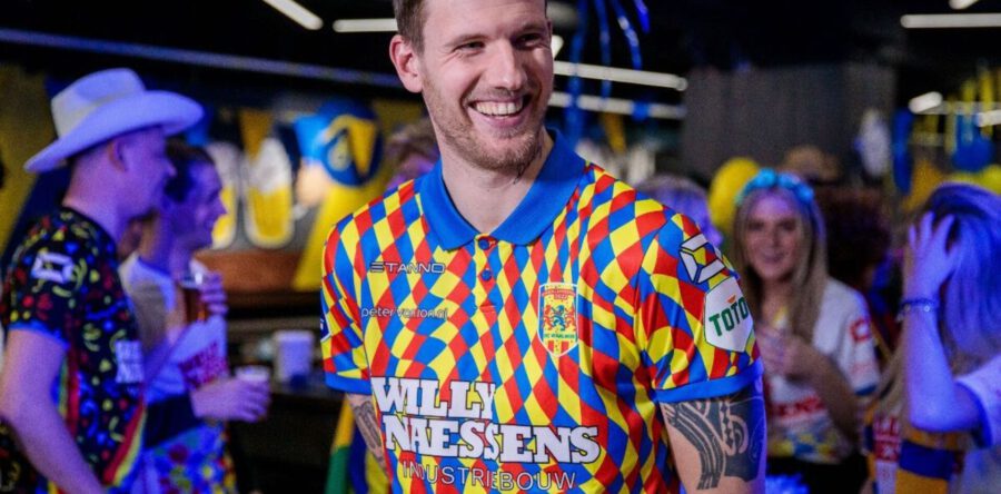 Veiling gesigneerde carnavalsshirts RKC