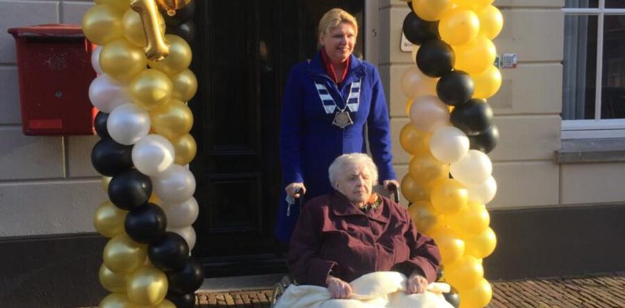 Corrie wordt honderd jaar en krijgt eigen monument (Video)