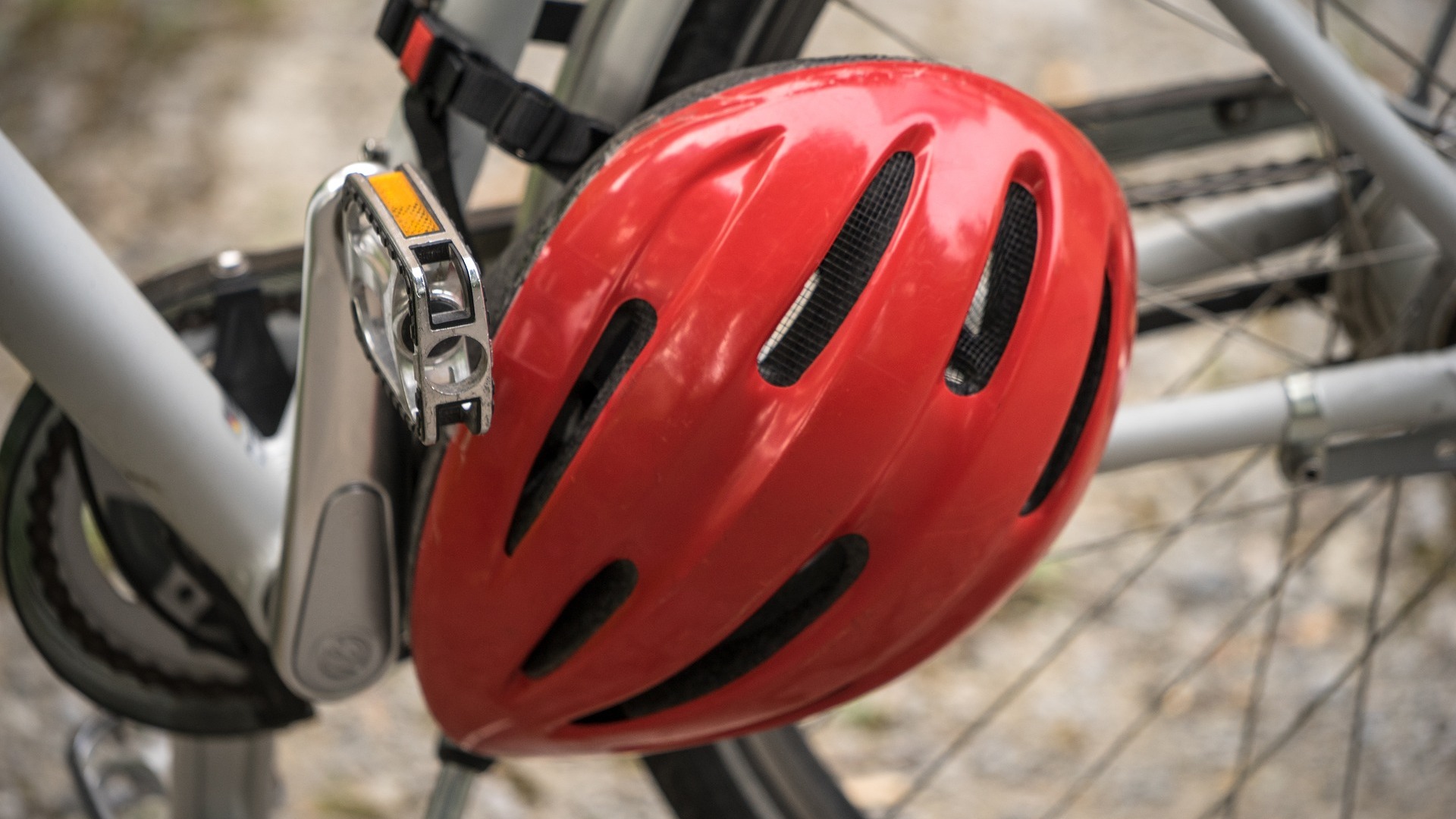 Fietshelm niet verplicht: Inwoners Langstraat vinden het wel verstandig