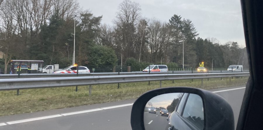 Bestuurder crasht tegen bushokje op Midden-Brabantweg