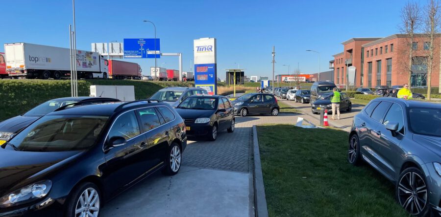Lange files voor goedkoop tanken in Waalwijk (Video)