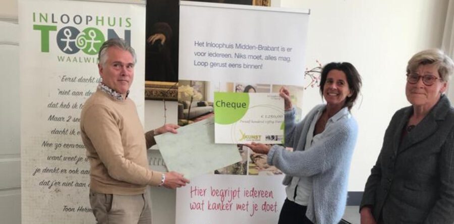 Inloophuizen ontvangen cheque van kunst Loon op Zand