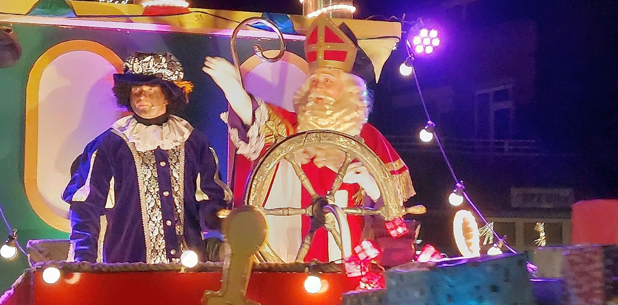 Sinterklaasintochten De Langstraat: zon en avondlichtjes (Video)