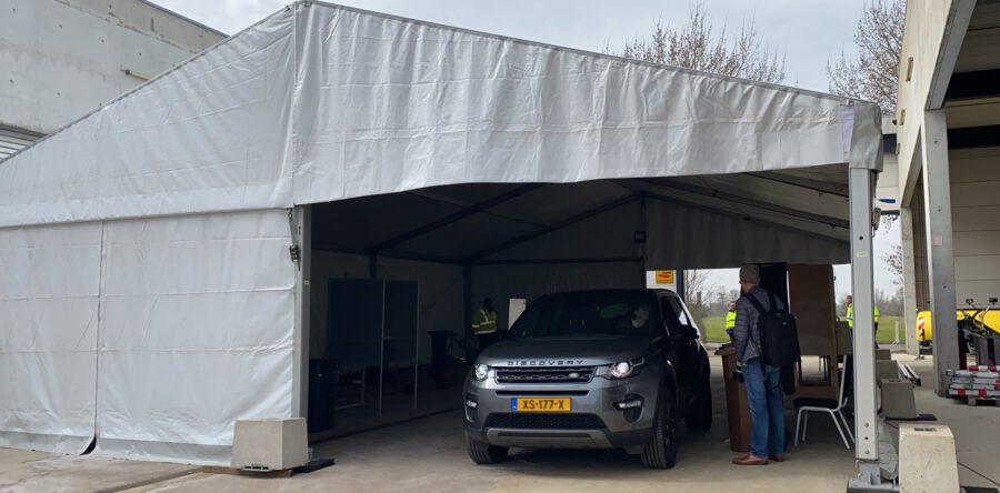 Stemmen en afval weggooien tegelijk (Video)