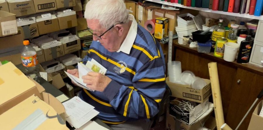 Jan de Haan heeft meer 600.000 bidprentjes verzameld: ‘Ieder bidprentje heeft zijn eigen bijzondere verhaal’ (Video)