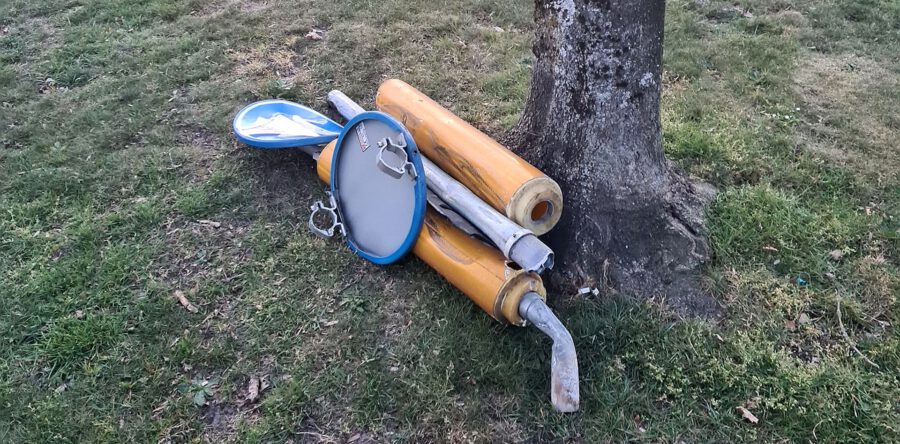 Busje rijdt borden uit de grond