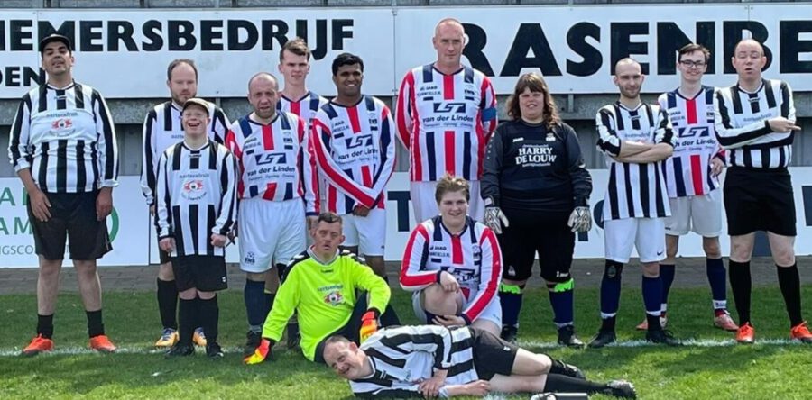 G-team voor mensen met beperking RWB tekent bij KNVB: ‘Iedereen moet kunnen voetballen’