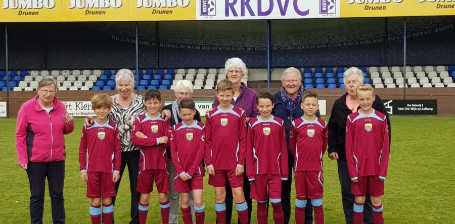 Jong en oud voetballen samen bij RKDVC
