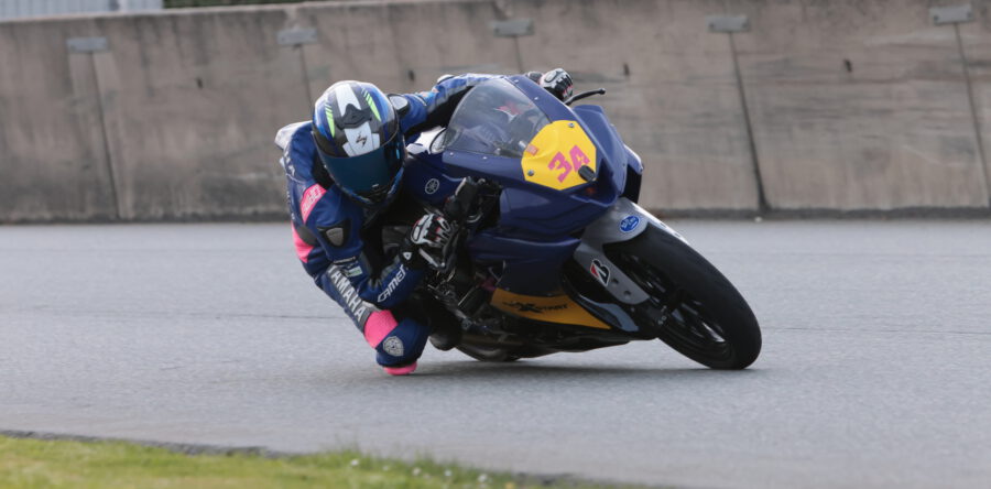 Motorrijdster Daniek droomt om eerste vrouwelijke kampioen te worden: “Is geen mannensport”