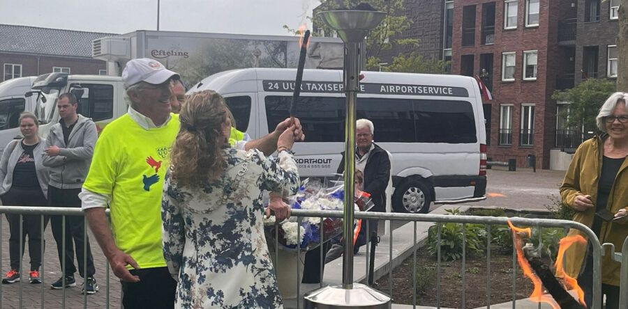 Lopers halen bevrijdingsvuur naar Kaatsheuvel (Video)
