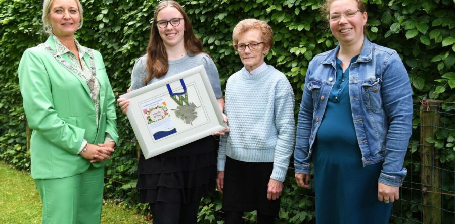 Miranda uit Sprang-Capelle ontvangt Jeugdlintje