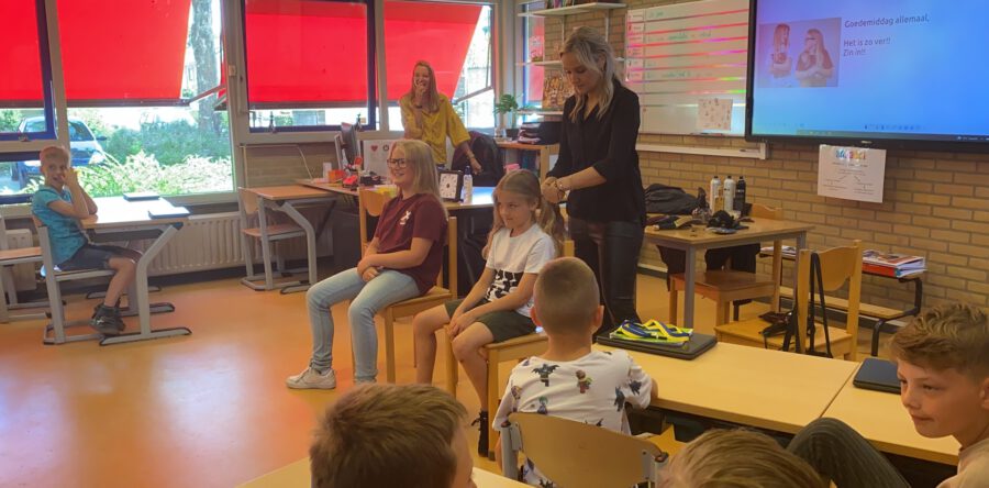 Twee vrienden doneren hun lange lokken (Video)