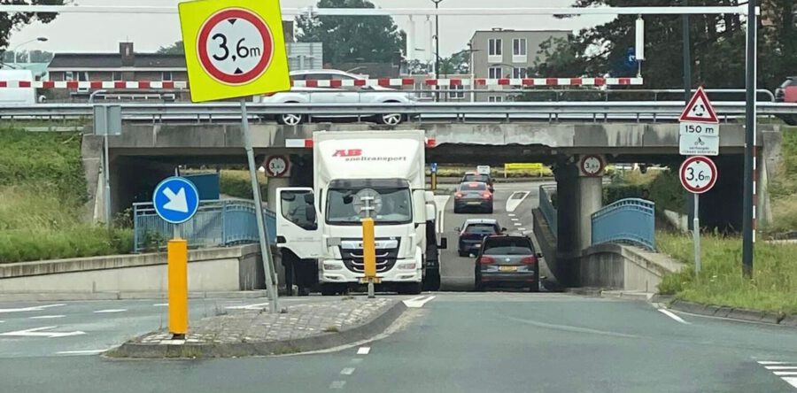 Vrachtwagen weer vast onder berucht viaduct