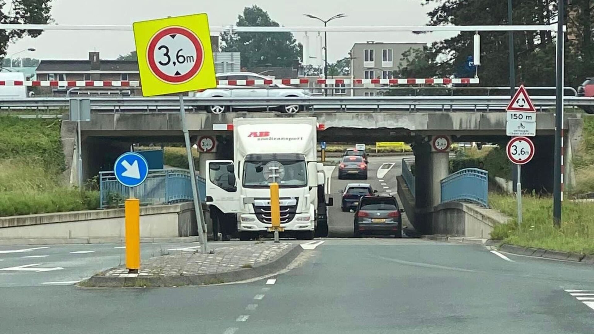 Opnieuw rijdt een vrachtwagen zich klem in Waalwijk: ‘Horrorviaduct’