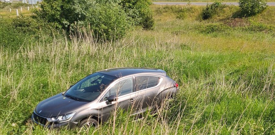 88-jarige bestuurster raakt van de weg