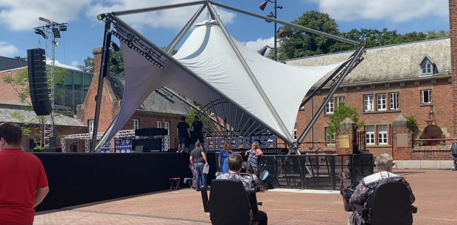 Opbouw ‘Sterren Muziekfeest op het plein’ trekt veel bekijks (Video)