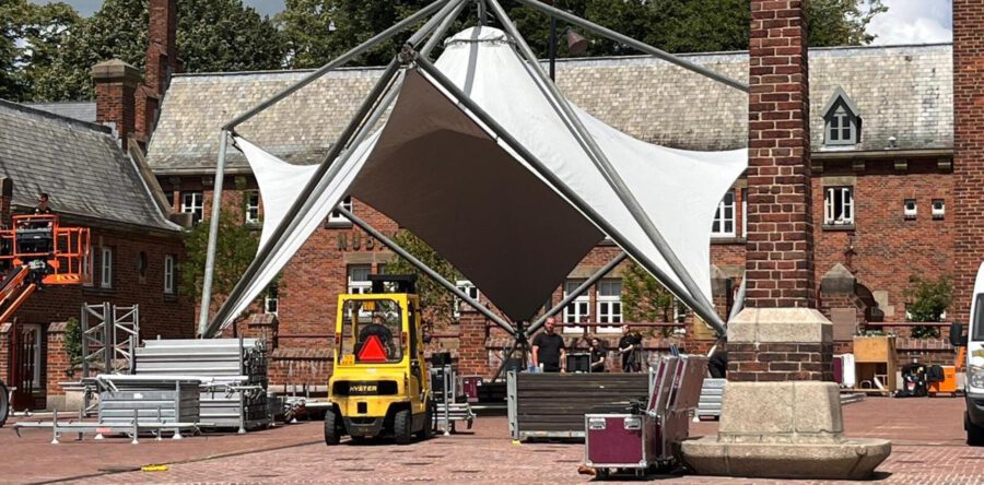 Opbouw ‘Sterren Muziekfeest op het Plein’ in volle gang
