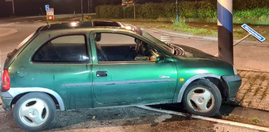 Auto botst op een ANWB-paal in Dongen