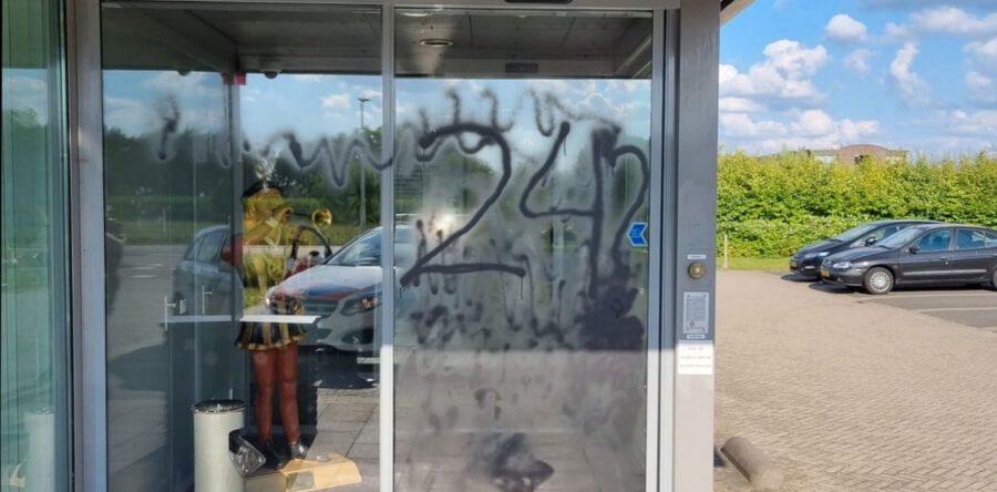 Man bekladt politiebureau