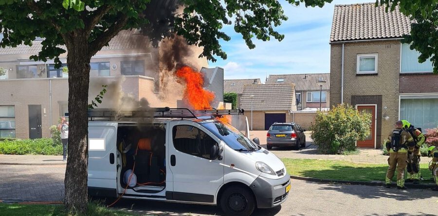 Bestelbus uitgebrand aan de Prof. Piersonstraat Waalwijk