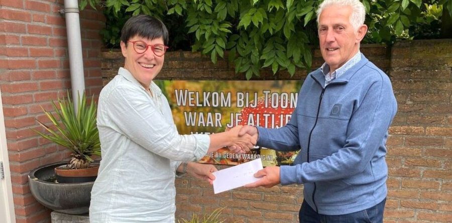 Jan zamelt tweedehands spullen in voor Inloophuis TOON